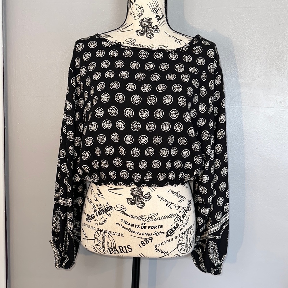 New Nicole Miller Long Sleeve Black and Cream Geometric Print Cropped Top Sz Sm